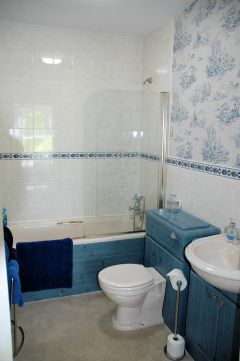 The twin bedroom with sea view has en-suite facilities comprising a bath with shower over, WC and wash hand basin.